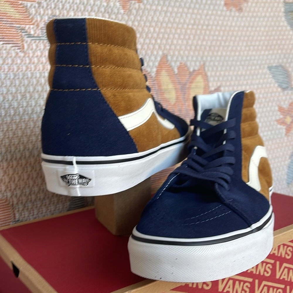 Vans WMNS Sk8-Hi
Mini Cord Blue/Brown
VN0007NS0BO
Sneakers 

CORDUROY - Picture 12 of 16